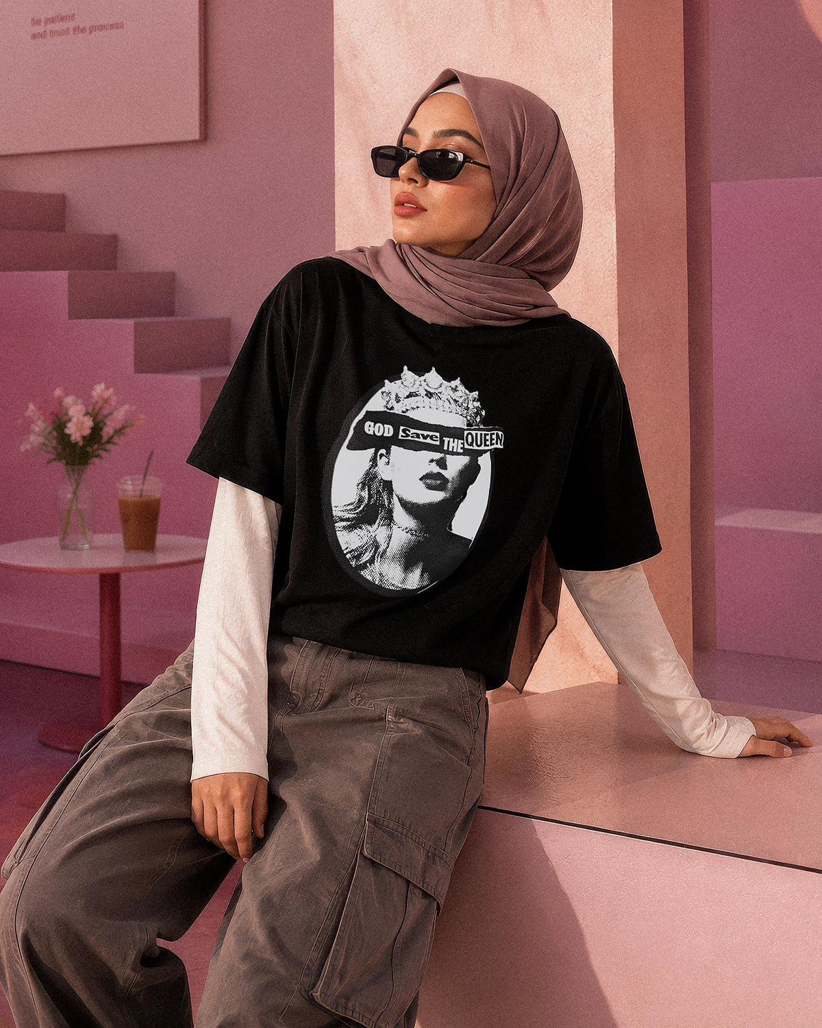 God Save the Queen t-shirt in black, Reputation era graphic